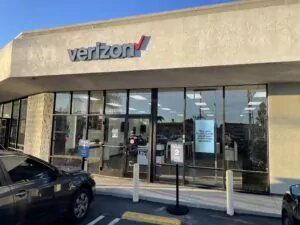 Manhattan Beach, California Verizon Store with large signage above door.