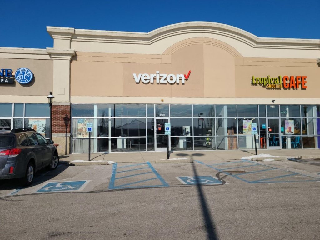 Exterior of Victra Verizon Authorized Retail Store in Crescent Springs, KY.