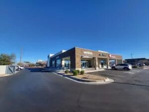 Chandler, Arizona Verizon store at the corner of shopping plaza building.