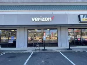 Verizon store in Clanton, Alabama showing store entrance from shopping plaza parking lot.