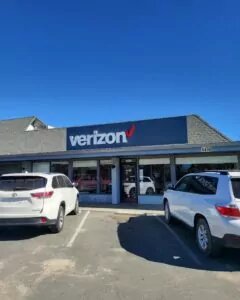 Clearlake, California Verizon Store with modern look square structure.