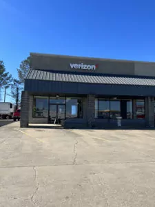 Verizon store in Demopolis Alabama showing exterior of store from parking lot