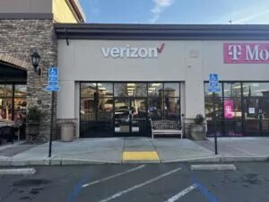 Fair Oaks, California Verizon store in middle of shopping plaza