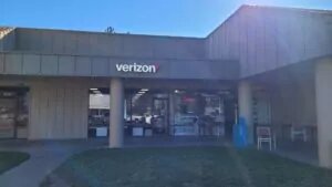 Grass Valley, California Verizon store in small shopping plaza off of W McKnight Way.