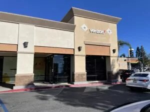 Huntington Beach, California Verizon Store located in beige and white shopping plaza off Beach Blvd