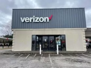 Muscle Shoals, Alabama Verizon Store stand alone white and grey building showing entry way view from parking lot