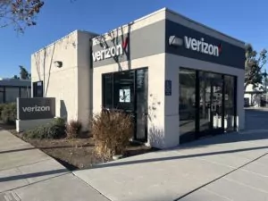 Palo Alto California Verizon store located in corner of shopping mall.