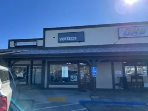 Susanville, California: Verizon Store located in shopping plaza with awning overhang.
