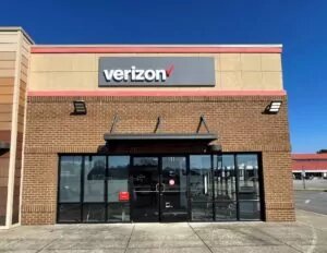 Tuscaloosa, Alabama Verizon store front entrance, brick building.