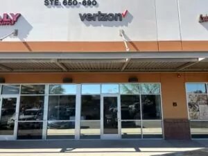 Bullhead City, Arizona Verizon store in shopping mall with storefront glass
