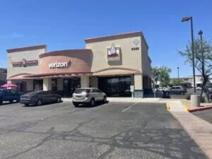 Verizon store in center of shopping plaza
