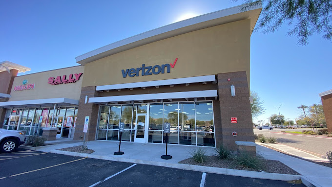 Surprise, Arizona Verizon store exterior on the corner of shopping plaza.