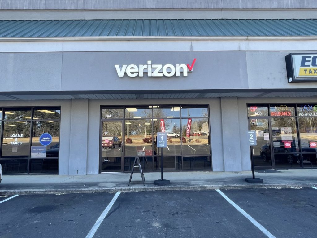 Clanton, Alabama Verizon store.