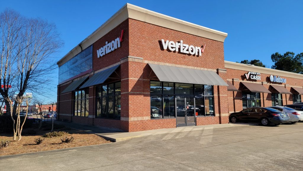 Exterior of Victra Verizon Authorized Retail Store in Jasper, AL.