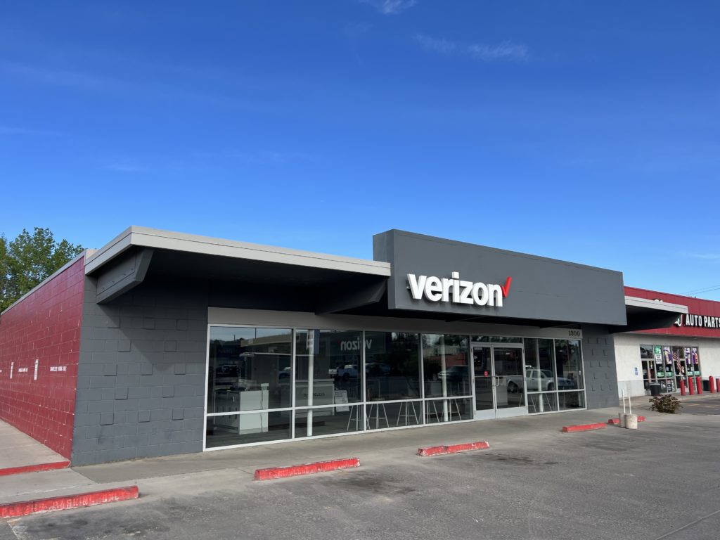 Exterior of Victra Verizon Authorized Retail Store in Montrose, CO.