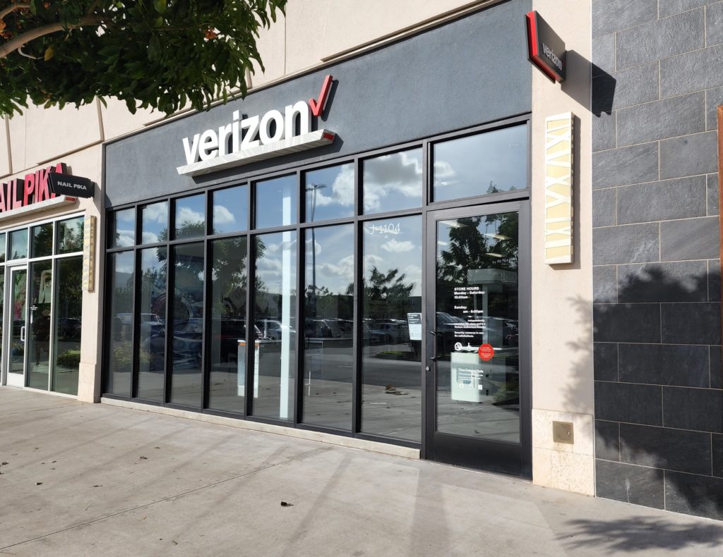 Exterior of Victra Verizon Authorized Retail Store in Kapolei Mall, HI.