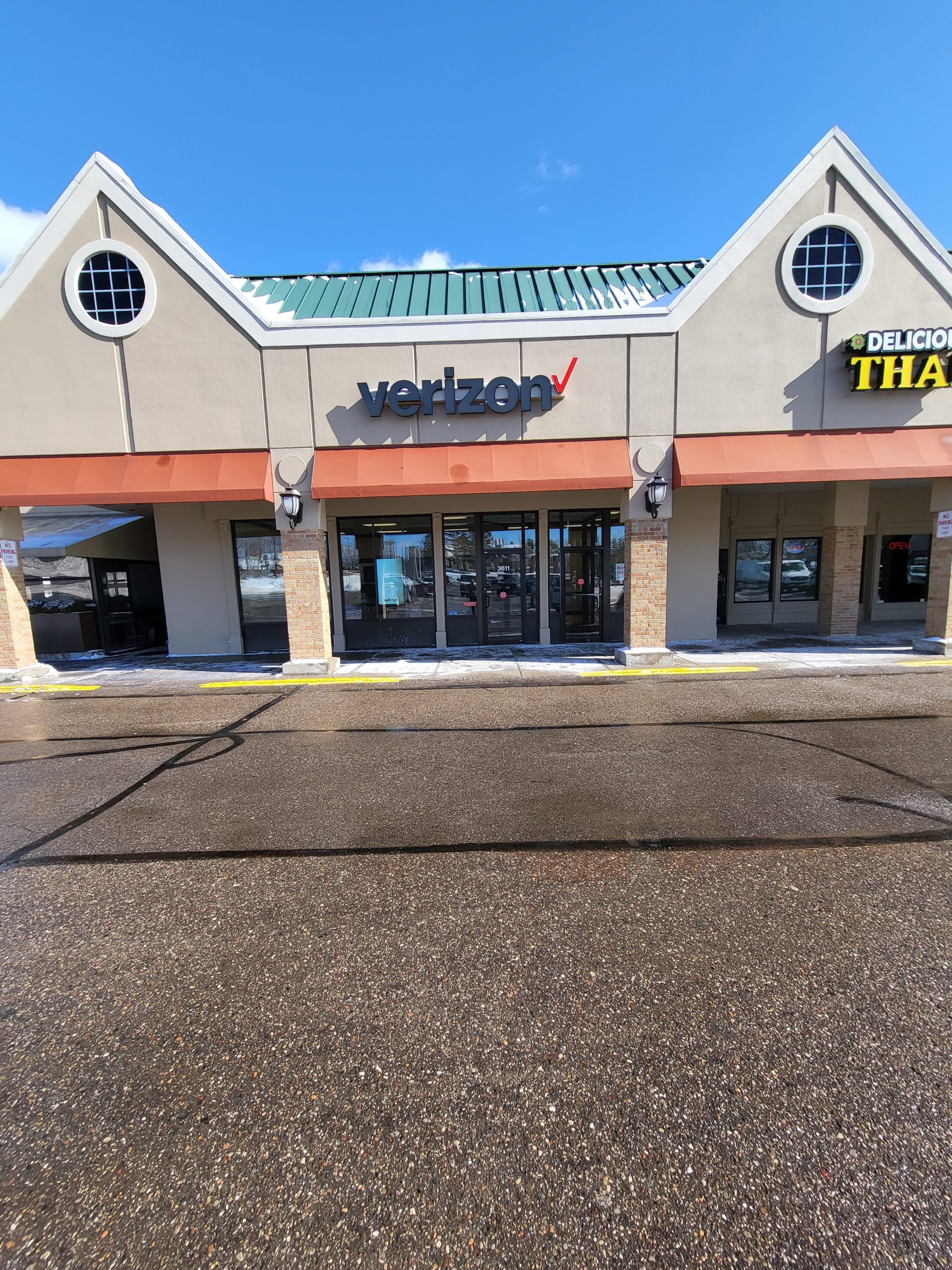 Verizon's store on Michigan Avenue is closed