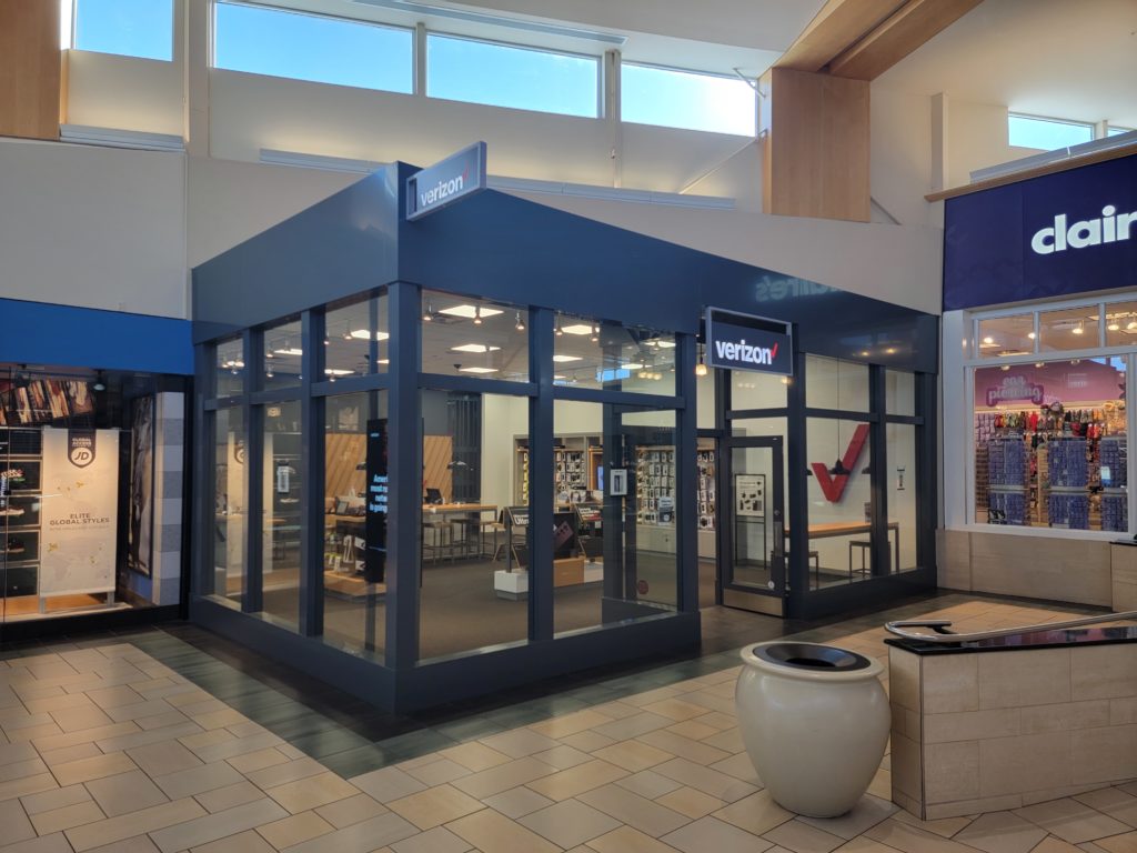 Exterior of Victra Verizon Authorized Retail Store in Crossroads Mall, MN.