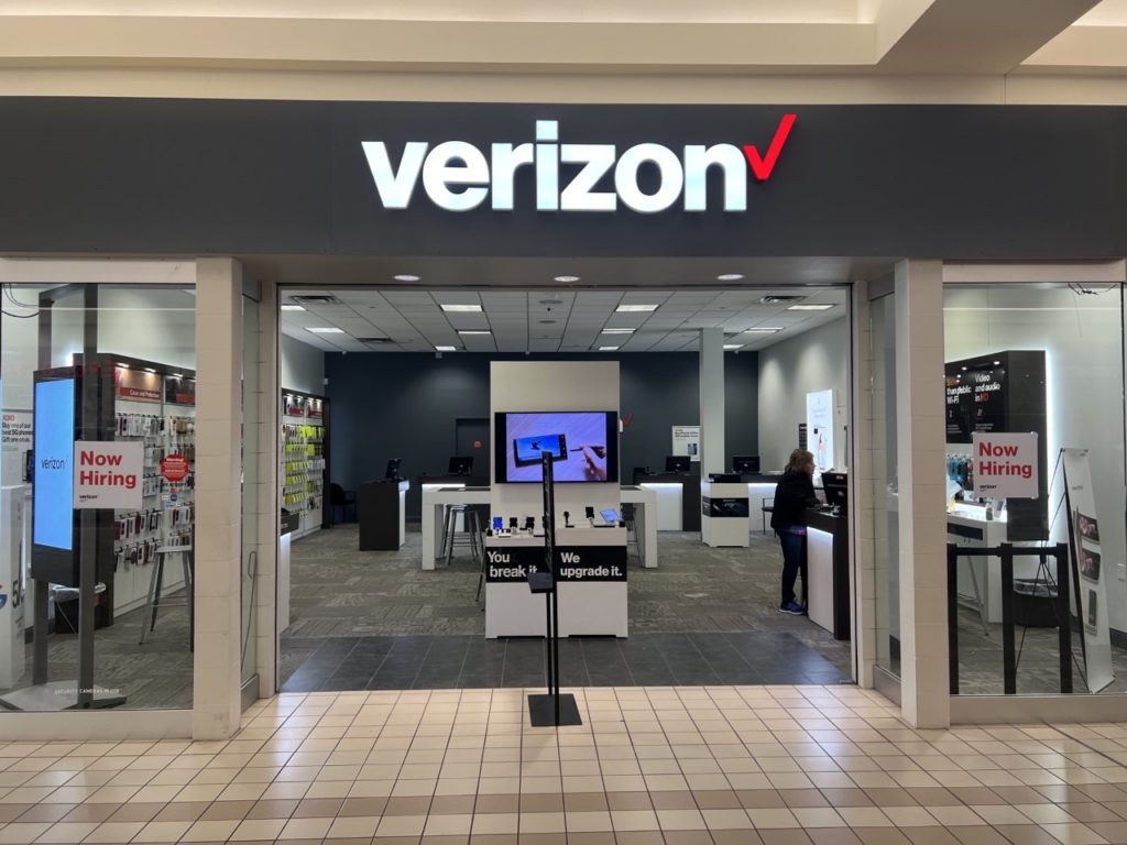 Exterior of Victra Verizon Authorized Retail Store in Mankato, MN.
