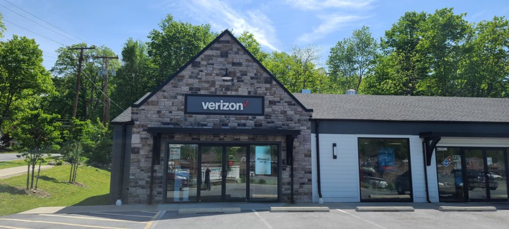 Exterior of Victra Verizon Authorized Retail Store in Hyde Park, NY.