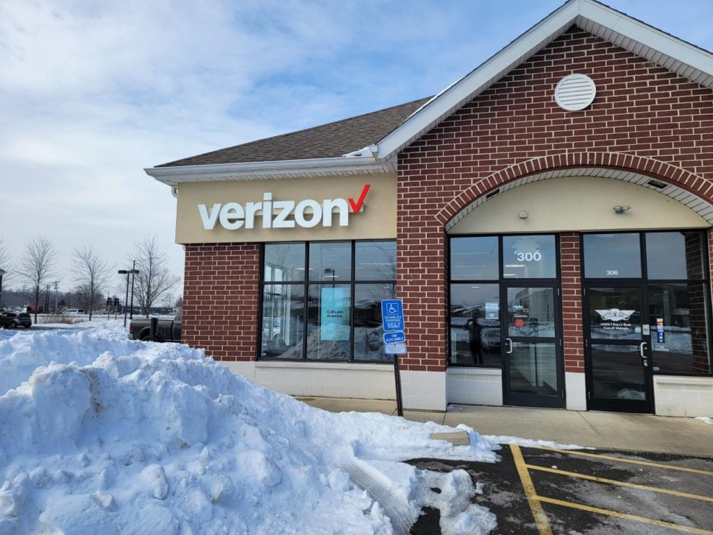 Exterior of Victra Verizon Authorized Retail Store in Elyria, OH.