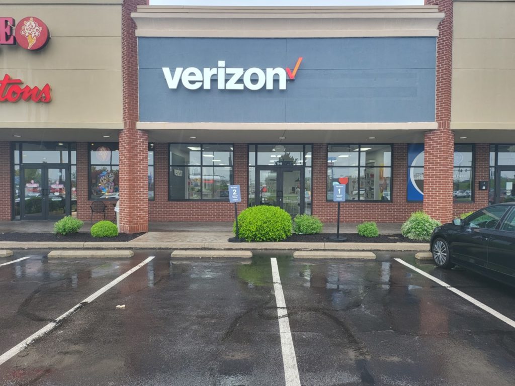Exterior of Victra Verizon Authorized Retail Store in Findlay, OH.