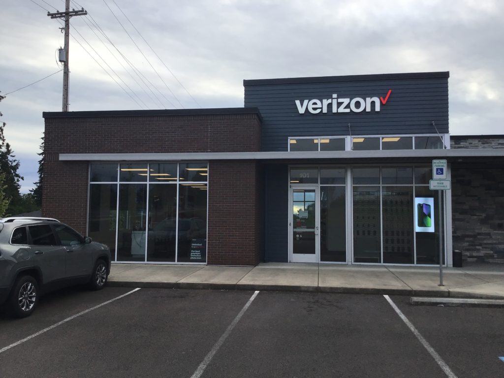 Exterior of Victra Verizon Authorized Retail Store in Stayton, OR.