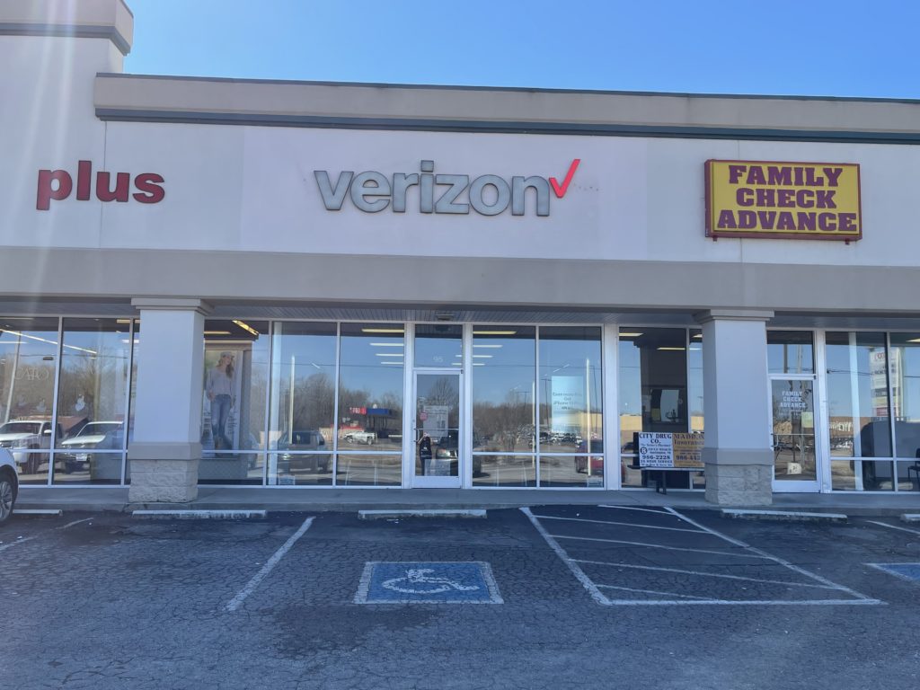 Exterior of Victra Verizon Authorized Retail Store in Huntingdon, TN.
