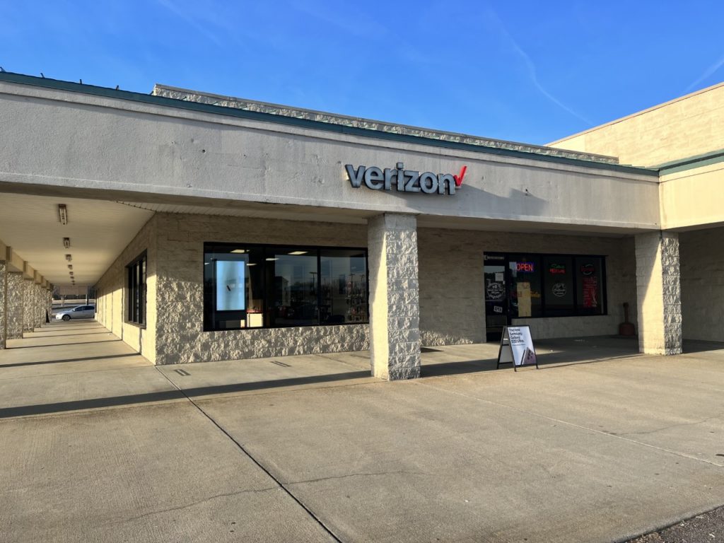 Exterior of Victra Verizon Authorized Retail Store in Emporia, VA.