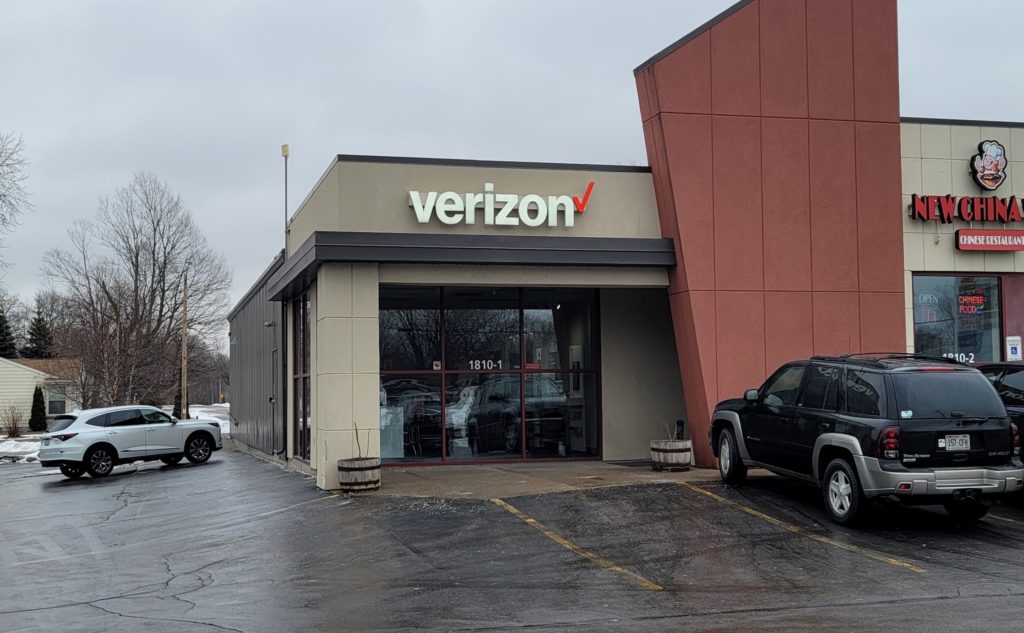 Exterior of Victra Verizon Authorized Retail Store in Kaukauna, WI.