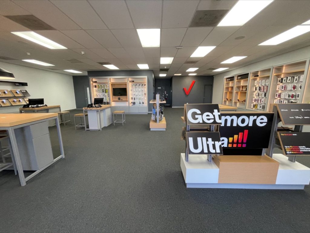 Exterior of Victra Verizon Authorized Retail Store in Kingman Stockton, AZ.