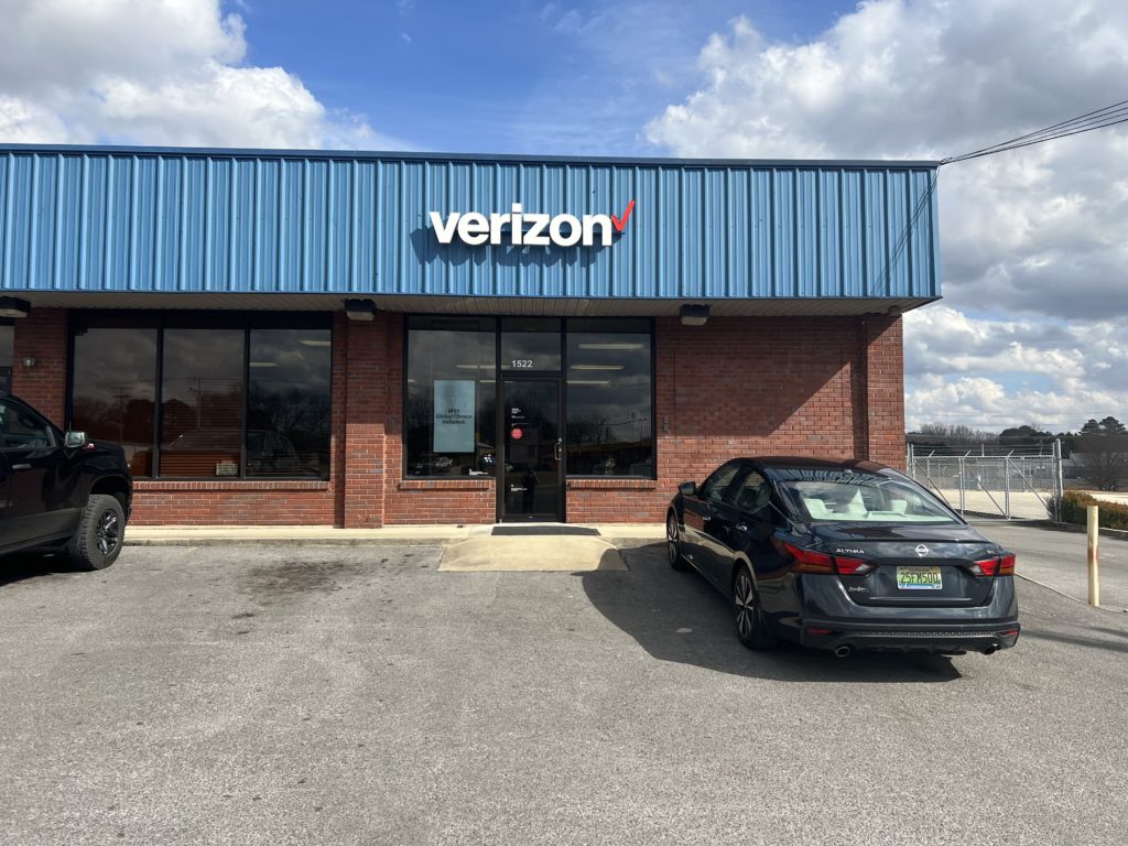 Exterior of Victra Verizon Authorized Retail Store in Arab, AL.
