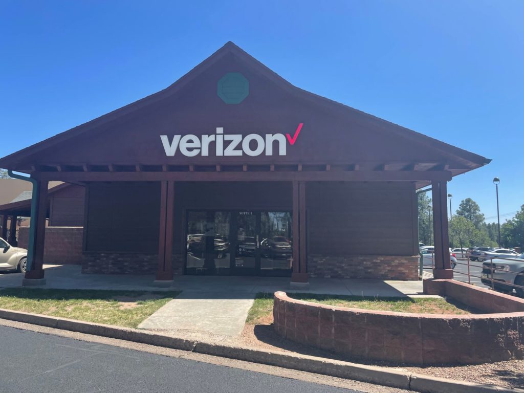 Exterior of Victra Verizon Authorized Retail Store in Lakeside, AZ.