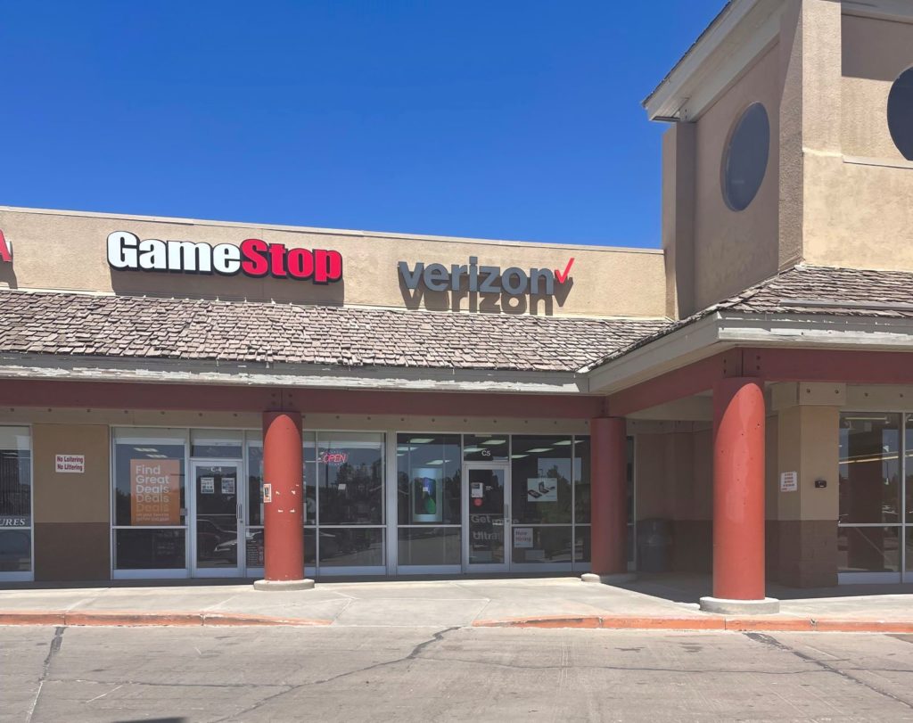 Exterior of Victra Verizon Authorized Retail Store in Show Low South White Mountain, AZ.