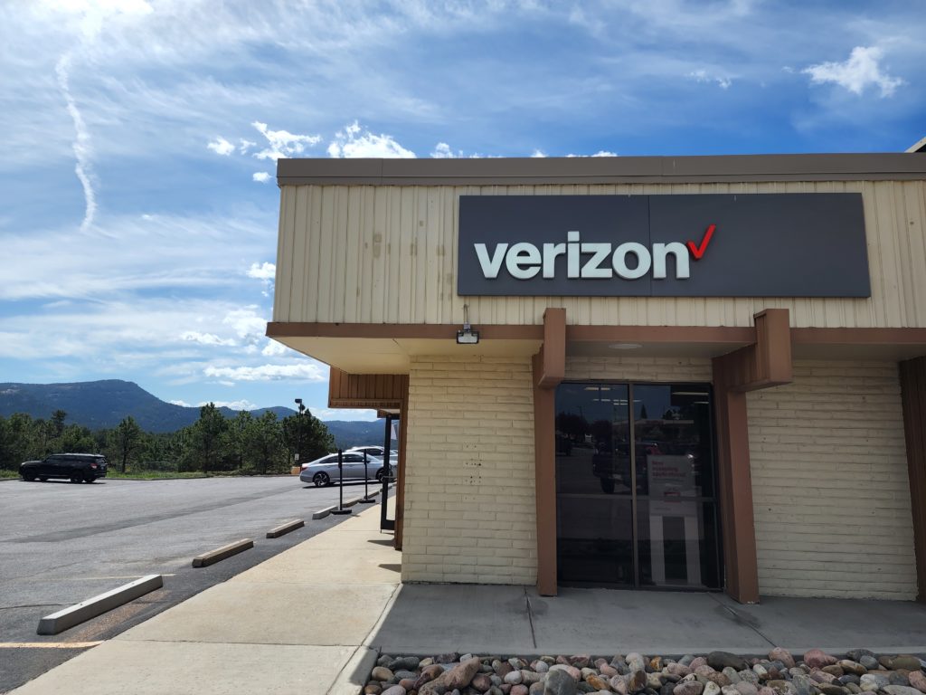 Exterior of Victra Verizon Authorized Retail Store in Evergreen, CO.