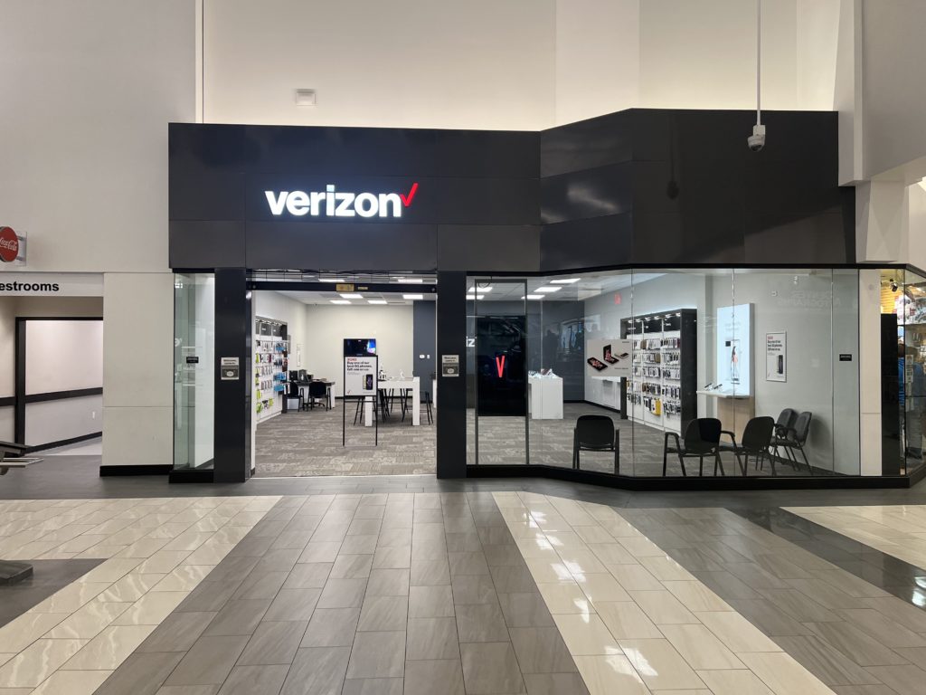 Exterior of Victra Verizon Authorized Retail Store in Lakewood, CO mall