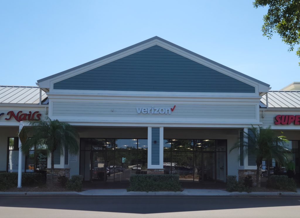 Exterior of Victra Verizon Authorized Retail Store in Bradenton Lakewood, FL.