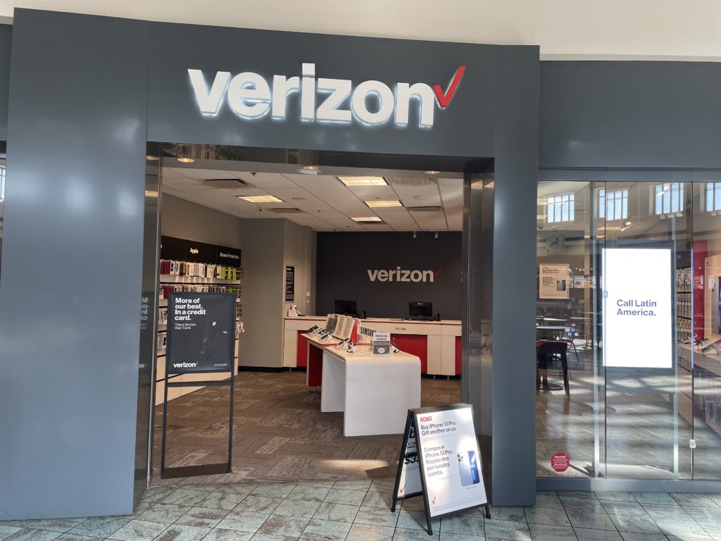 Exterior of Victra Verizon Authorized Retail Store in Brandon, FL.