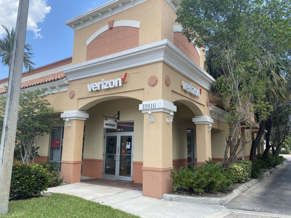 Exterior of Victra Verizon Authorized Retail Store in Delray Beach Jog, FL.