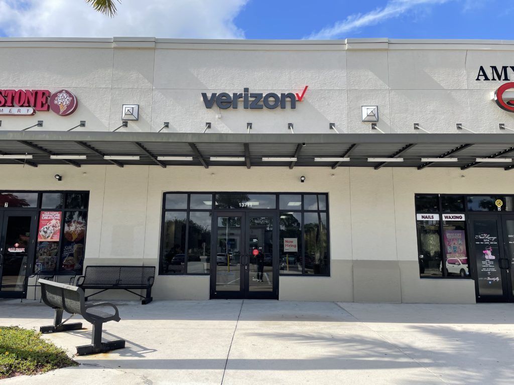 Exterior of Victra Verizon Authorized Retail Store in Fort Myers Tamiami, FL.