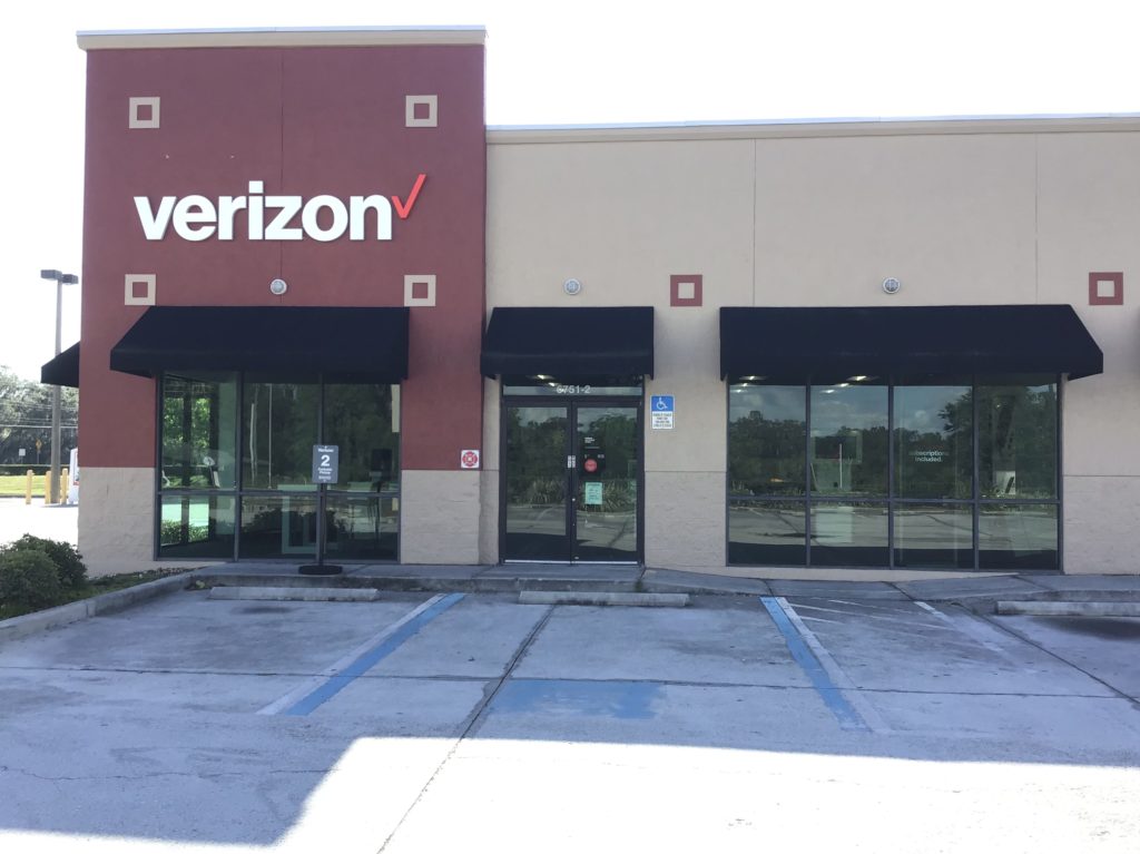 Exterior of Victra Verizon Authorized Retail Store in Mulberry, FL.