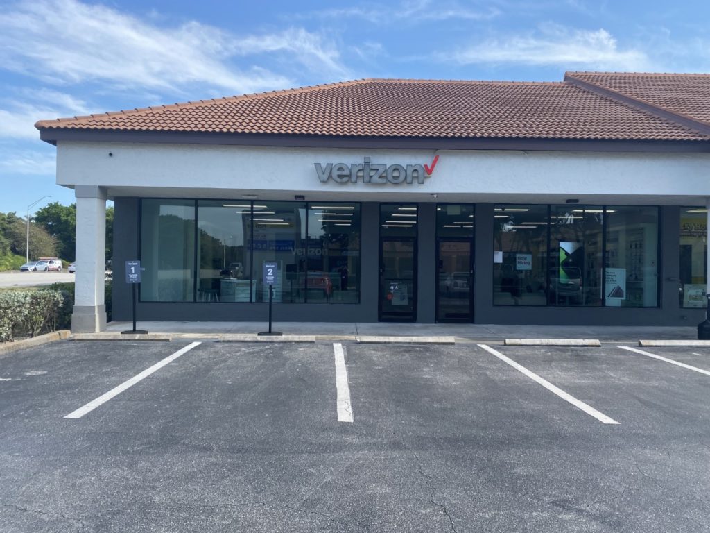 Exterior of Victra Verizon Authorized Retail Store in Naples Tamiami 10265, FL.