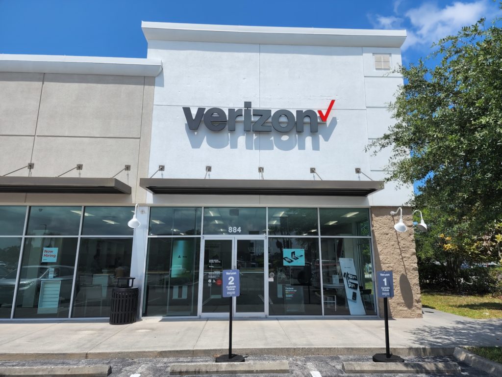 Exterior of Victra Verizon Authorized Retail Store in Tarpon Springs, FL.