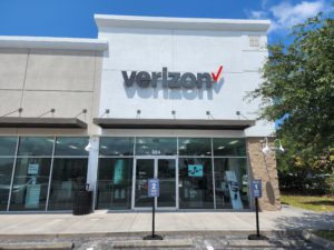 Exterior of Victra Verizon Authorized Retail Store in Tarpon Springs, FL.