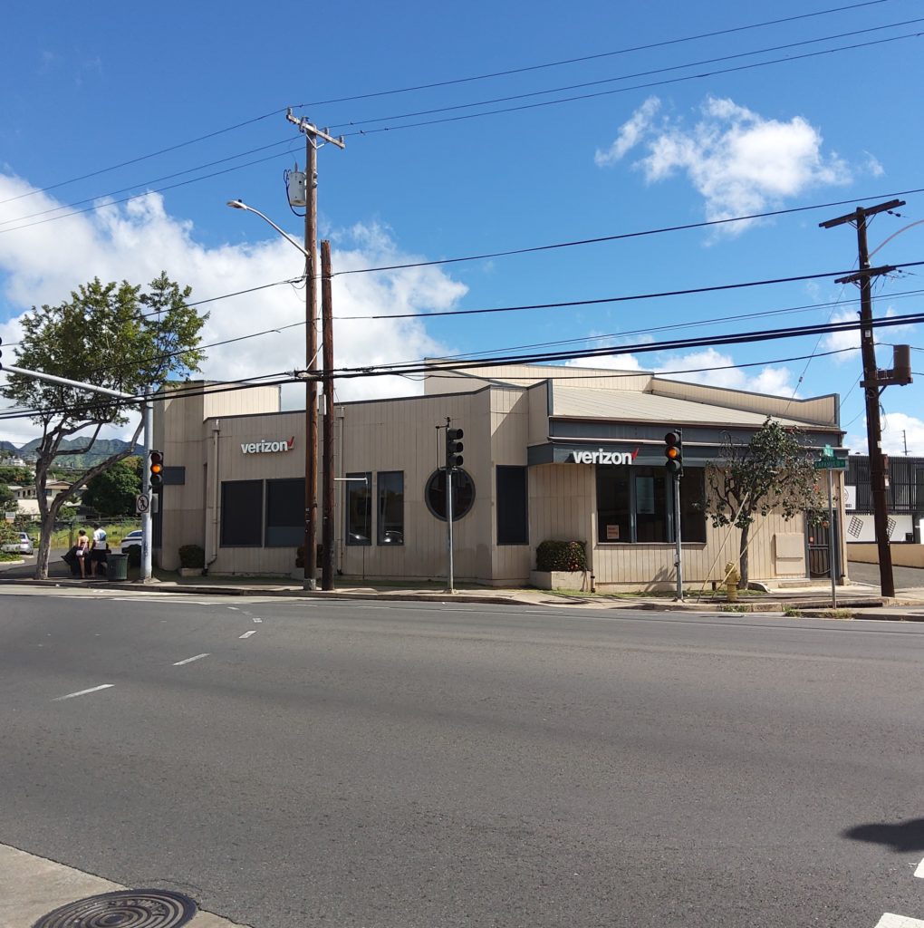 Exterior of Victra Verizon Authorized Retail Store in Honolulu Kapahulu, HI.