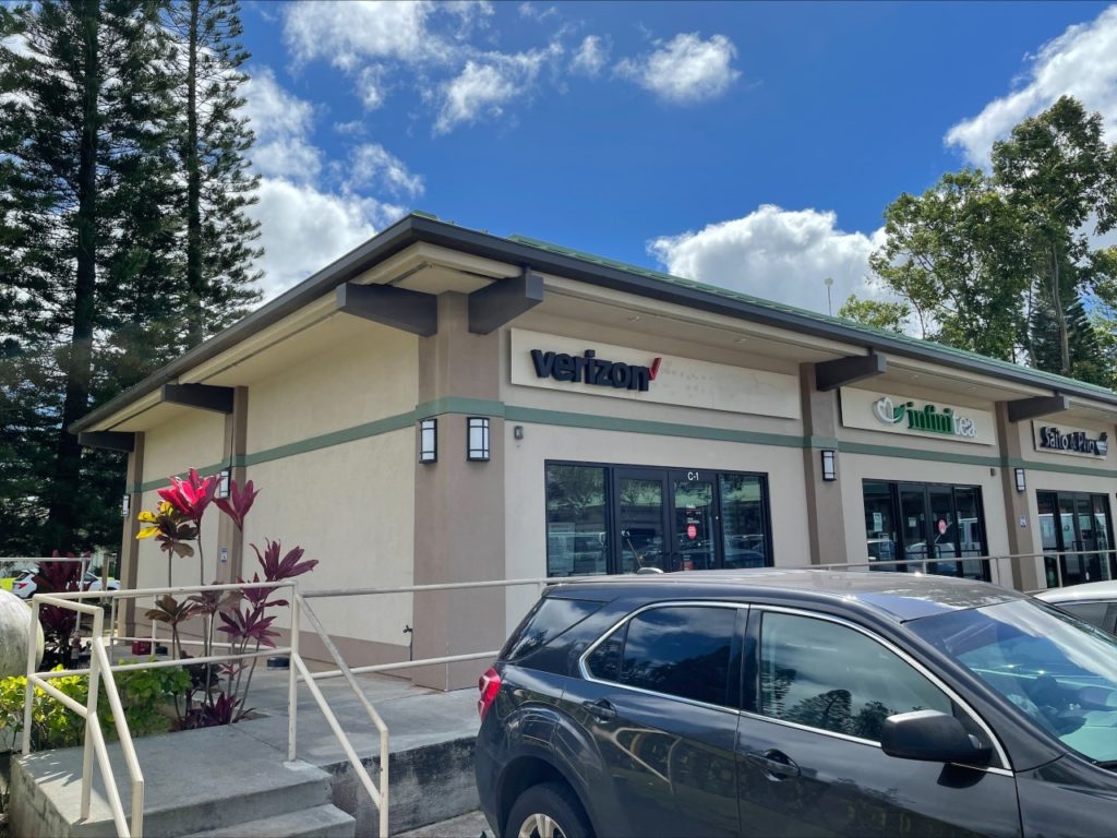 Exterior of Victra Verizon Authorized Retail Store in Mililani, HI.