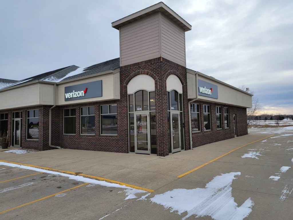 Exterior of Victra Verizon Authorized Retail Store in Okoboji, IA.