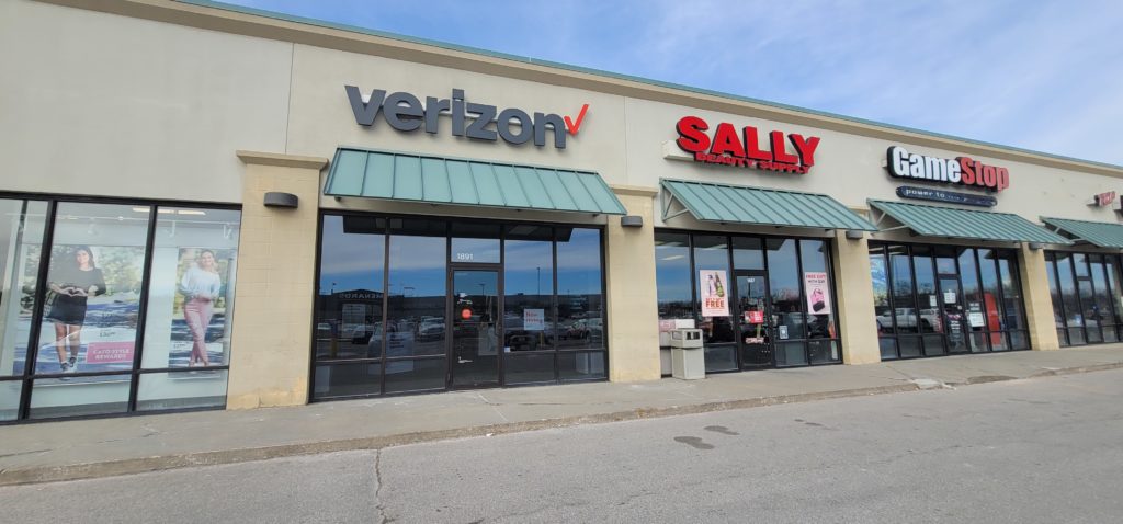 Exterior of Victra Verizon Authorized Retail Store in Ottumwa, IA.