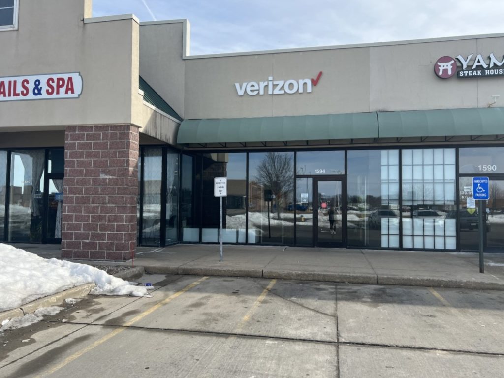 Exterior of Victra Verizon Authorized Retail Store in Pella, IA.