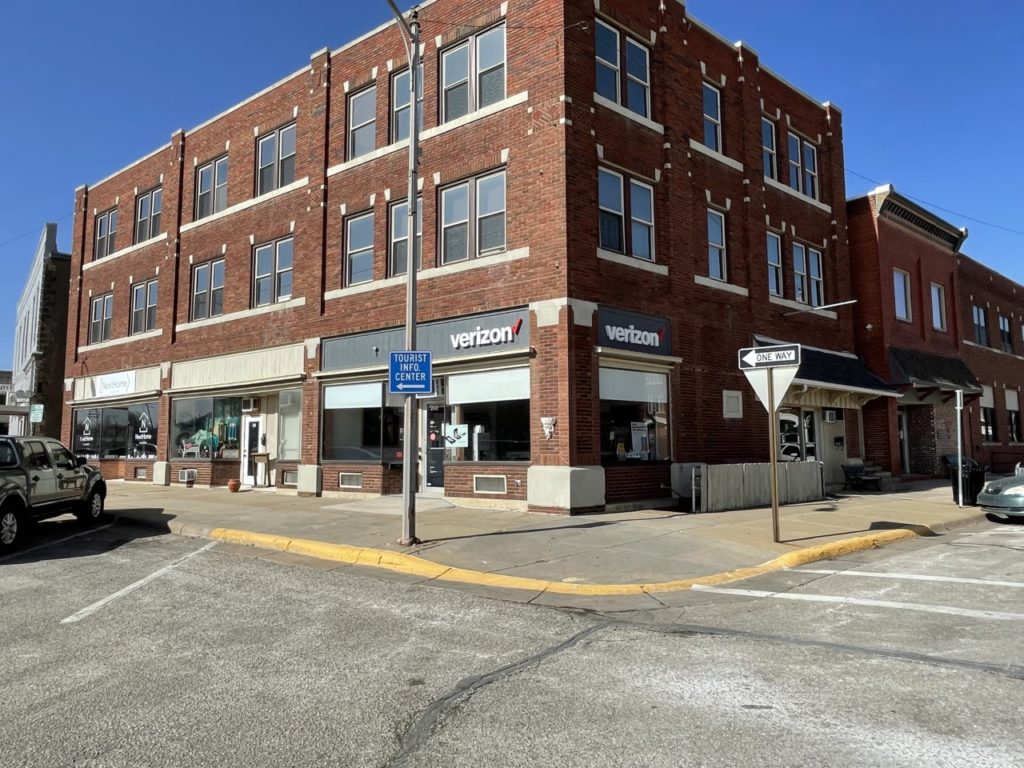 Exterior of Victra Verizon Authorized Retail Store in Abilene, KS.